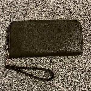 ✨NWOT✨ A New Day Olive Double Pocket Wristlet 👛